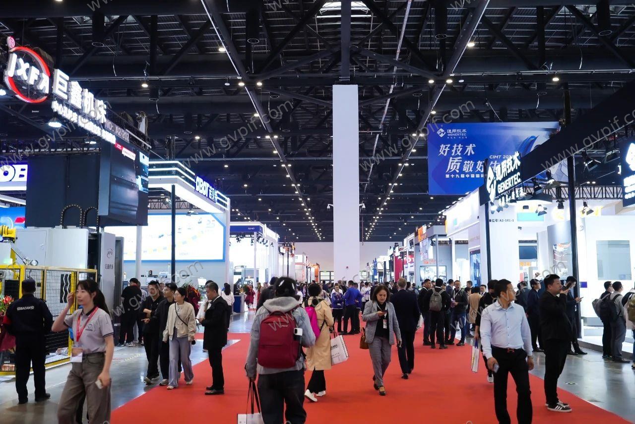 国际展会现场,红毯通道两侧展位林立,观众络绎不绝。